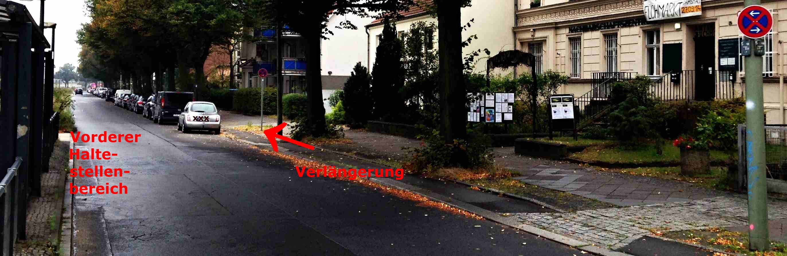 Blick auf den vorderen Haltestellenbereich in Richtung rote Schule mit der verlängerten Halteverbotsstrecke